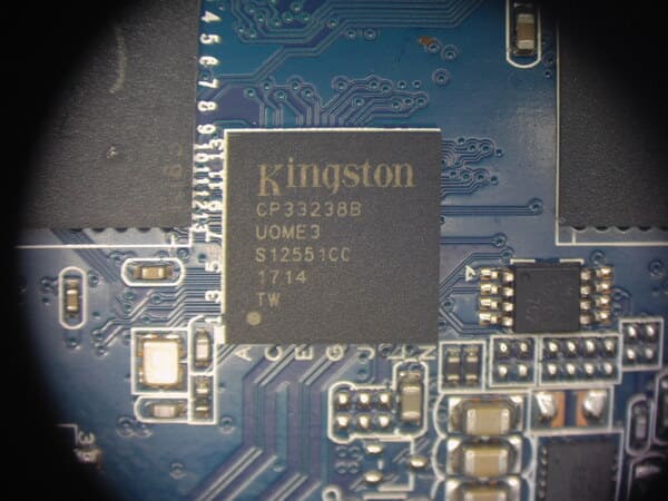 Controladora Kingston CP33238B presente em SSDs da linha A400, baseada na arquitectura Phison PS3111-S11 associada ao estado SATAFIRM S11.