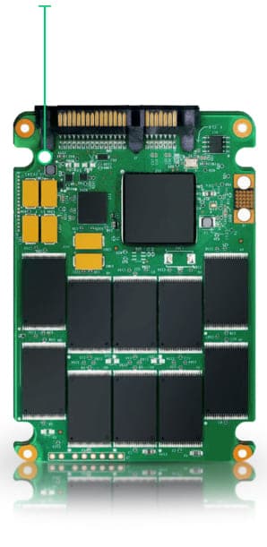Placa de circuito de um SSD danificado, com controlador e chips de memória NAND visíveis, antes da recuperação de dados